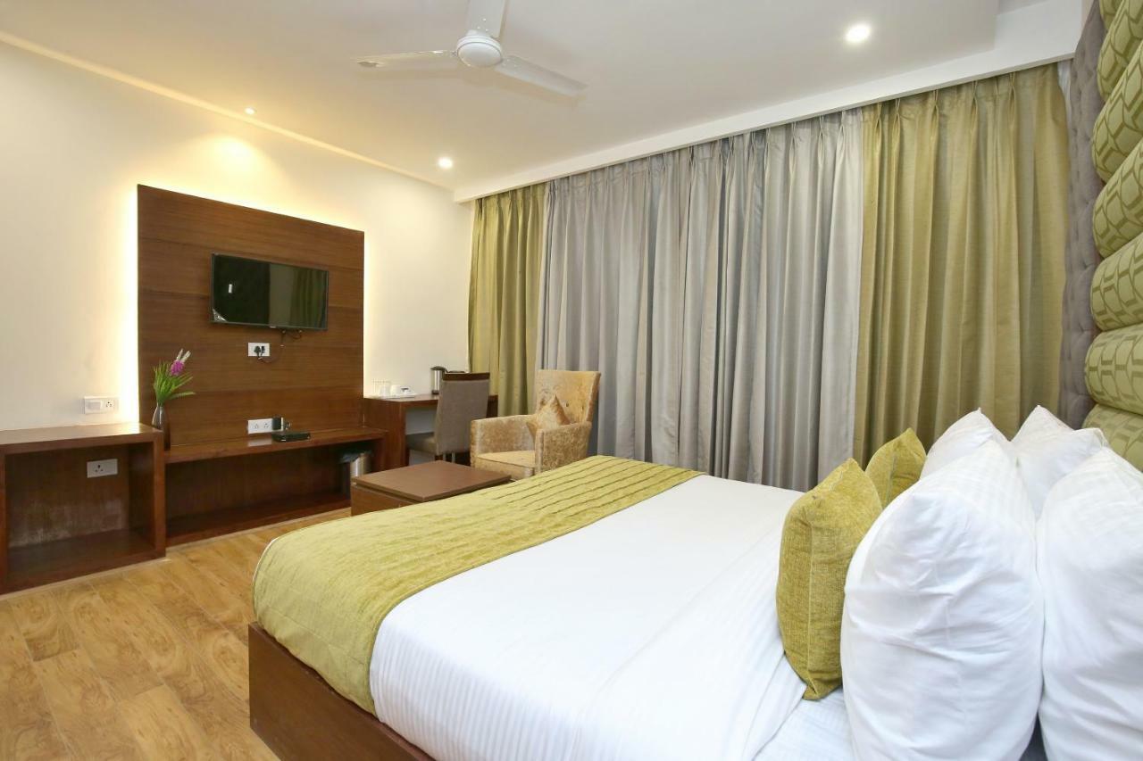 Vaccinated Staff- Capital O 14225 Bahl Regency Hotel Zirakpur Eksteriør billede