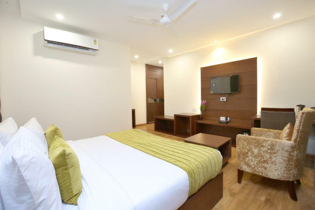 Vaccinated Staff- Capital O 14225 Bahl Regency Hotel Zirakpur Eksteriør billede