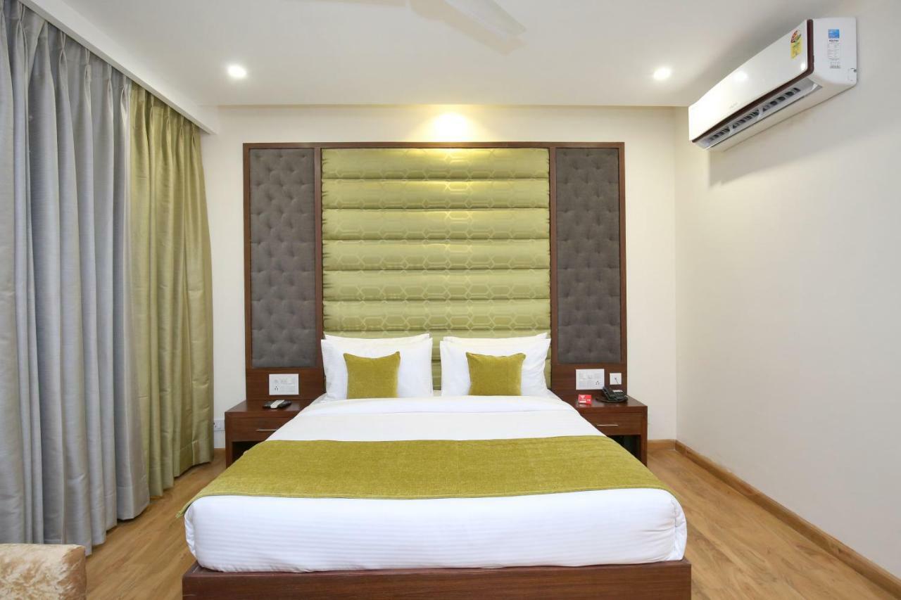 Vaccinated Staff- Capital O 14225 Bahl Regency Hotel Zirakpur Eksteriør billede